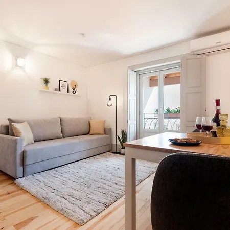 Lovelystay - Sun Loft W/ Balcony Apartment