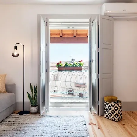 Lovelystay - Sun Loft W/ Balcony Apartment *